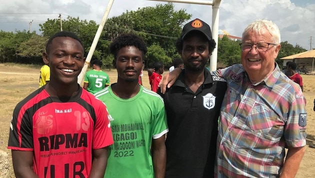 Franz Weber mit Spielern und Trainern der Fußballakademie