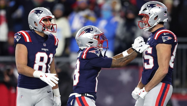 Patriots-Tight-End Austin Hooper (81, li.) ist nach seinem Österreich-Urlaub 2017 noch immer hin ...