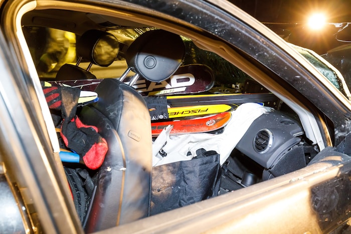 Gepäck und Ski schossen beim Unfall durch das Fahrzeug.