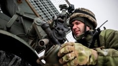 Ein ukrainischer Soldat feuert mit einem BM-21-Raketenwerfer auf Stellungen der russischen Armee ...