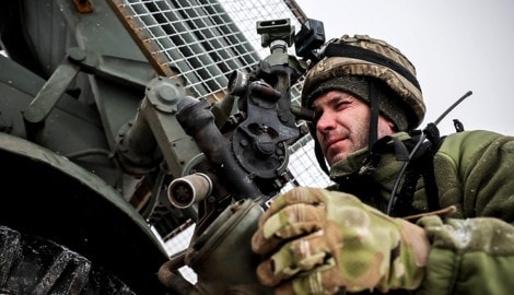 Ein ukrainischer Soldat feuert mit einem BM-21-Raketenwerfer auf Stellungen der russischen Armee ...