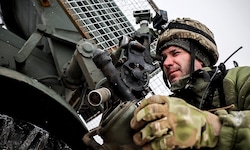Ein ukrainischer Soldat feuert mit einem BM-21-Raketenwerfer auf Stellungen der russischen Armee ...