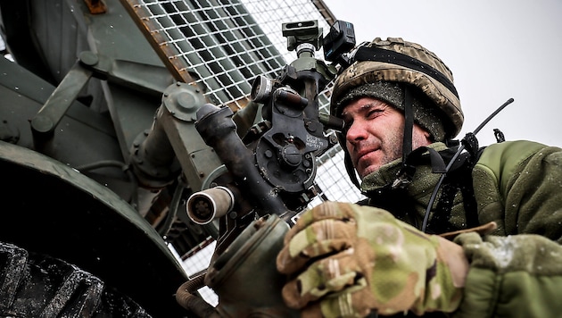 Ein ukrainischer Soldat feuert mit einem BM-21-Raketenwerfer auf Stellungen der russischen Armee ...
