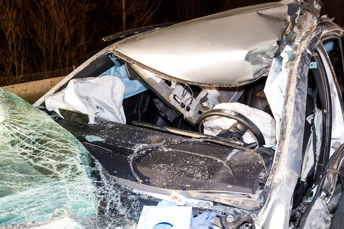 Sämtliche Airbags wurden beim Aufprall ausgelöst.