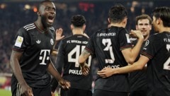 Dayot Upamecano (li.) bleibt dem FC Bayern München wohl treu.