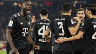 Dayot Upamecano (li.) bleibt dem FC Bayern München wohl treu.