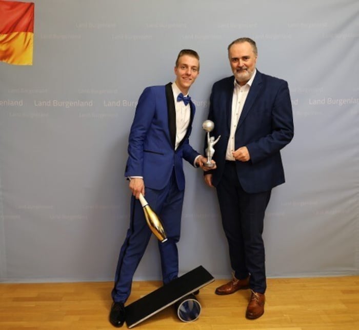 Stefan Dvorak mit Trophäe beim Landeshauptmann.