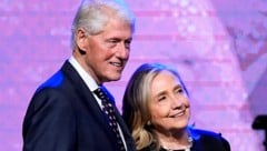 Bill und Hillary Clinton hatten Kontakte zu Jeffrey Epstein. Der ehemalige Präsident flog auch ...