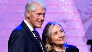 Bill und Hillary Clinton hatten Kontakte zu Jeffrey Epstein. Der ehemalige Präsident flog auch ...