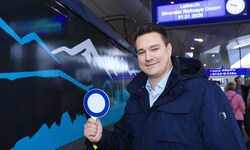 Freie Fahrt: Patrick Kröll bei der Loktaufe am Wiener Hauptbahnhof.  