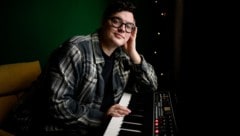 In seiner Wohnung in Wien spielt Piller gerne am Keyboard – seinen ESC-Song schrieb er selbst.