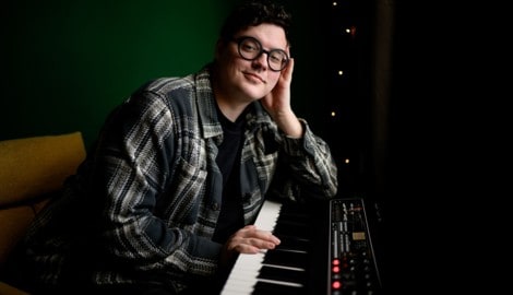 In seiner Wohnung in Wien spielt Piller gerne am Keyboard – seinen ESC-Song schrieb er selbst.