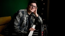 In seiner Wohnung in Wien spielt Piller gerne am Keyboard – seinen ESC-Song schrieb er selbst.