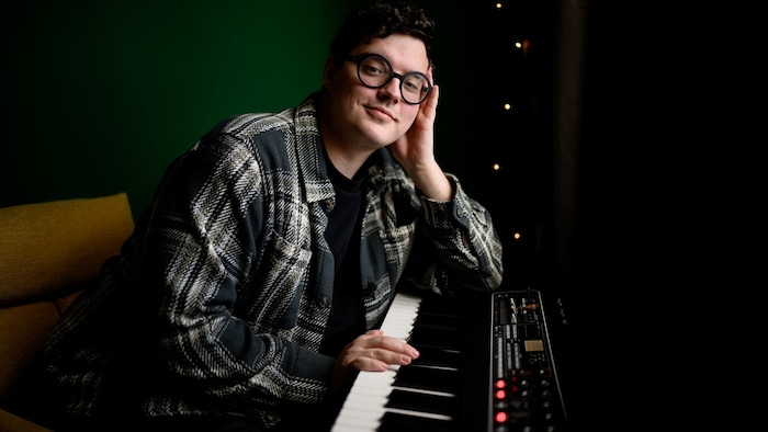 In seiner Wohnung in Wien spielt Piller gerne am Keyboard – seinen ESC-Song schrieb er selbst.