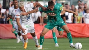 Daniel Fischer (li.) bei Neusiedl im Duell mit Rapids Beljo 