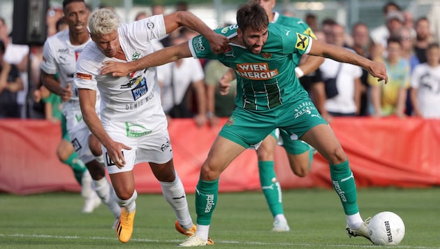 Daniel Fischer (li.) bei Neusiedl im Duell mit Rapids Beljo