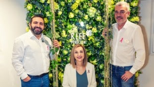 Sascha Klee (li.) und Christoph Klee (re.) mit Claudia Altmann-Popischek – einer Kundin und ...