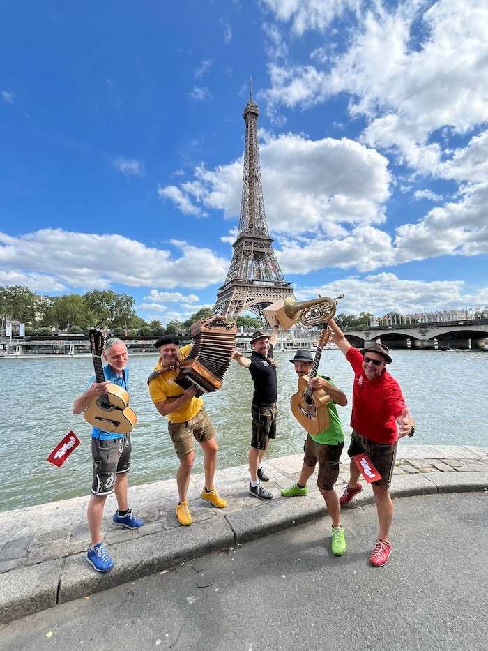 Bei den Sommerspielen 2024 in Paris war das Foto beim Eiffelturm Pflicht.