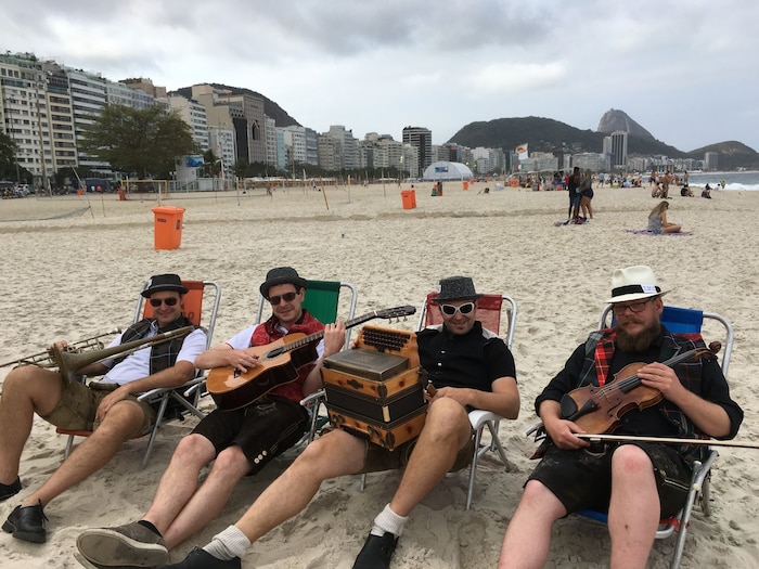Die Gruppe am legendären Strand von Rio beim Entspannen..