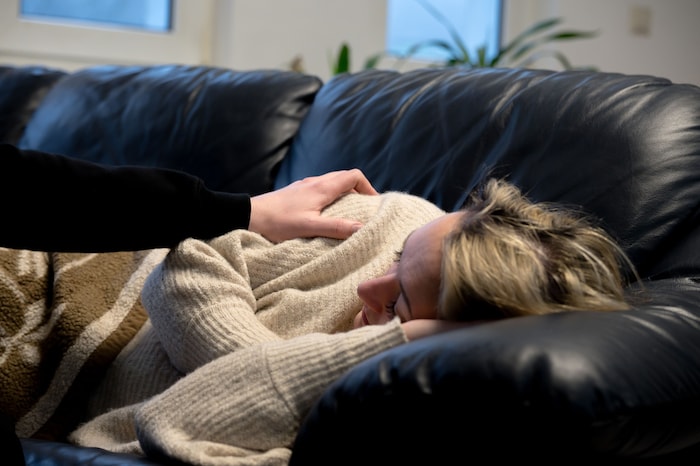 Bleiben Sie bei der betroffenen Person und überprüfen Sie regelmäßig Bewusstsein und Atmung.