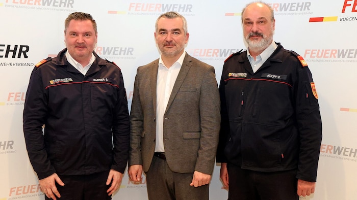 Stellten Bilanz vor: Feuerwehrdirektor Sven Karner, Landesrat Heinrich Dorner und ...