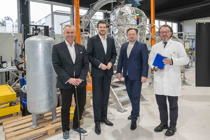 Hofer mit seinen neuen Arbeitskollegen Philipp Pölzl (Mitgründer), Florian Wagner und Mario ...