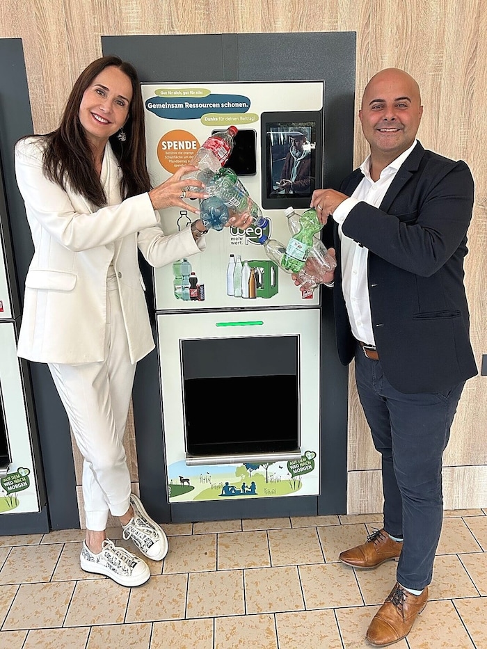 Tierecke-Leiterin Maggie Entenfellner und Lidl Österreich Chef Michael Kunz blicken auf das ...