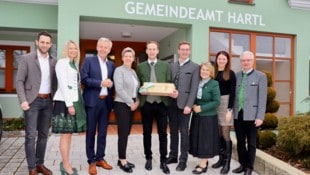 Thomas Pußwald (Mitte) folgt auf Hermann Grassl (ganz rechts) – und viele Gratulanten kamen. 