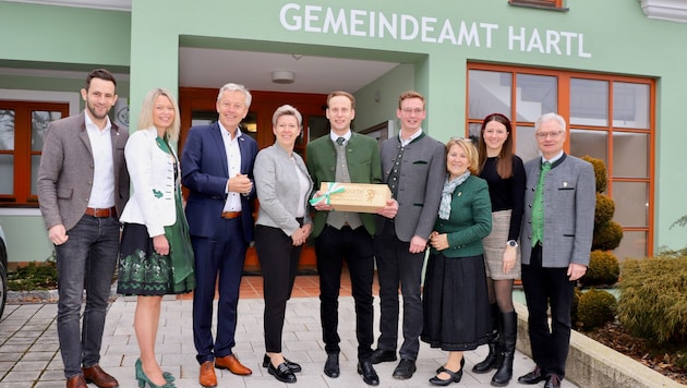 Thomas Pußwald (Mitte) folgt auf Hermann Grassl (ganz rechts) – und viele Gratulanten kamen.