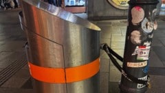 Mitarbeiter der MA48 müssen die silbernen Mistkübel mit Vorhangschlössern an Laternenmasten ...