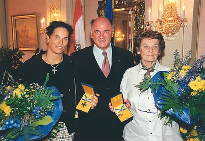 Ski-Legende Michaela Dorfmeister und der damalige Landeshauptmann Erwin Pröll verliehen Klecker ...