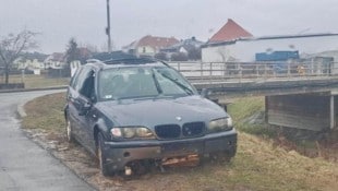 Dieser Pkw musste aus dem Stooberbach geborgen werden.