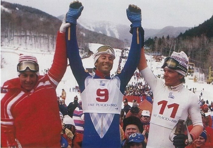 Das Podest im Riesentorlauf der Olympischen Spiele 1980: Sieger Ingemar Stenmark (Mitte), ...