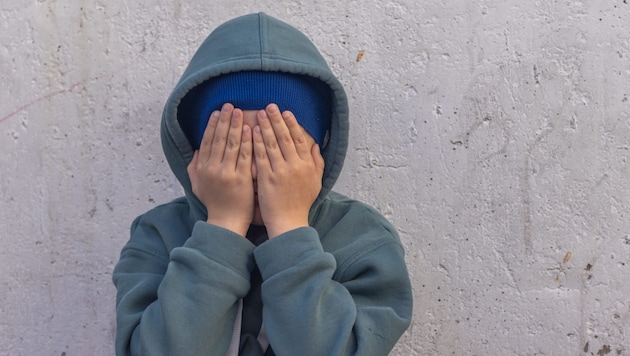 In Frankreich wurden neun Männer angeklagt, weil sie an der Vergewaltigung eines Buben auf einer ...