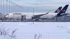 In München haben kürzlich Hunderte Passagierinnen und Passagiere eine ganze Nacht in Flugzeugen ...