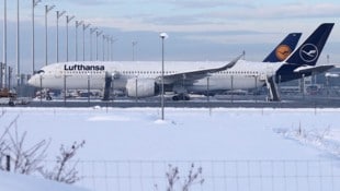 In München haben kürzlich Hunderte Passagierinnen und Passagiere eine ganze Nacht in Flugzeugen ...
