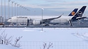 In München haben kürzlich Hunderte Passagierinnen und Passagiere eine ganze Nacht in Flugzeugen ...