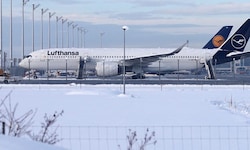In München haben kürzlich Hunderte Passagierinnen und Passagiere eine ganze Nacht in Flugzeugen ...