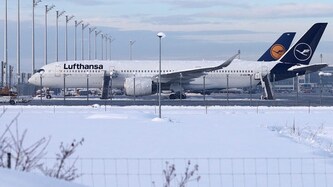 In München haben kürzlich Hunderte Passagierinnen und Passagiere eine ganze Nacht in Flugzeugen ...
