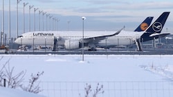 In München haben kürzlich Hunderte Passagierinnen und Passagiere eine ganze Nacht in Flugzeugen ...