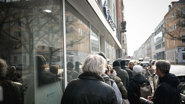 Vor der Linzer Ögussa-Filiale am Hessenplatz warten derzeit viele Kunden. Dort kann man Gold ...
