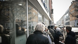 Vor der Linzer Ögussa-Filiale am Hessenplatz warten derzeit viele Kunden. Dort kann man Gold ...