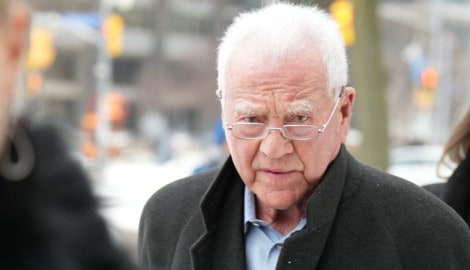 Zwölf Frauen beschuldigen den Unternehmer Frank Stronach der versuchten Vergewaltigung.