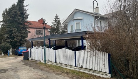 Am Tatort herrschte gespenstische Stille, nur der eisige Wind pfiff durch die Gasse. 