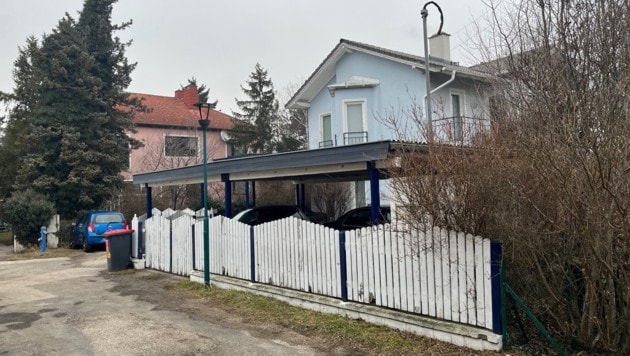 Am Tatort herrschte gespenstische Stille, nur der eisige Wind pfiff durch die Gasse. 