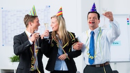 Bunt Feiern am Faschingdienstag mit den Kollegen, Alkohol und Partyhüten? Dazu gibt es Regeln ...