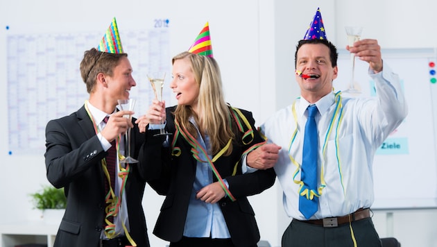 Bunt Feiern am Faschingdienstag mit den Kollegen, Alkohol und Partyhüten? Dazu gibt es Regeln ...