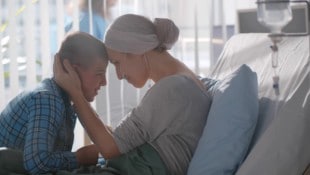 Mit Kindern sollte ehrlich über eine Krebserkrankung gesprochen werden. 