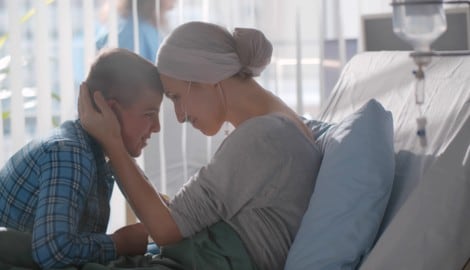 Mit Kindern sollte ehrlich über eine Krebserkrankung gesprochen werden. 