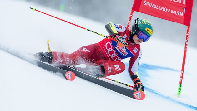 Das rote Trikot trägt Julia Scheib im Weltcup mit Stolz.